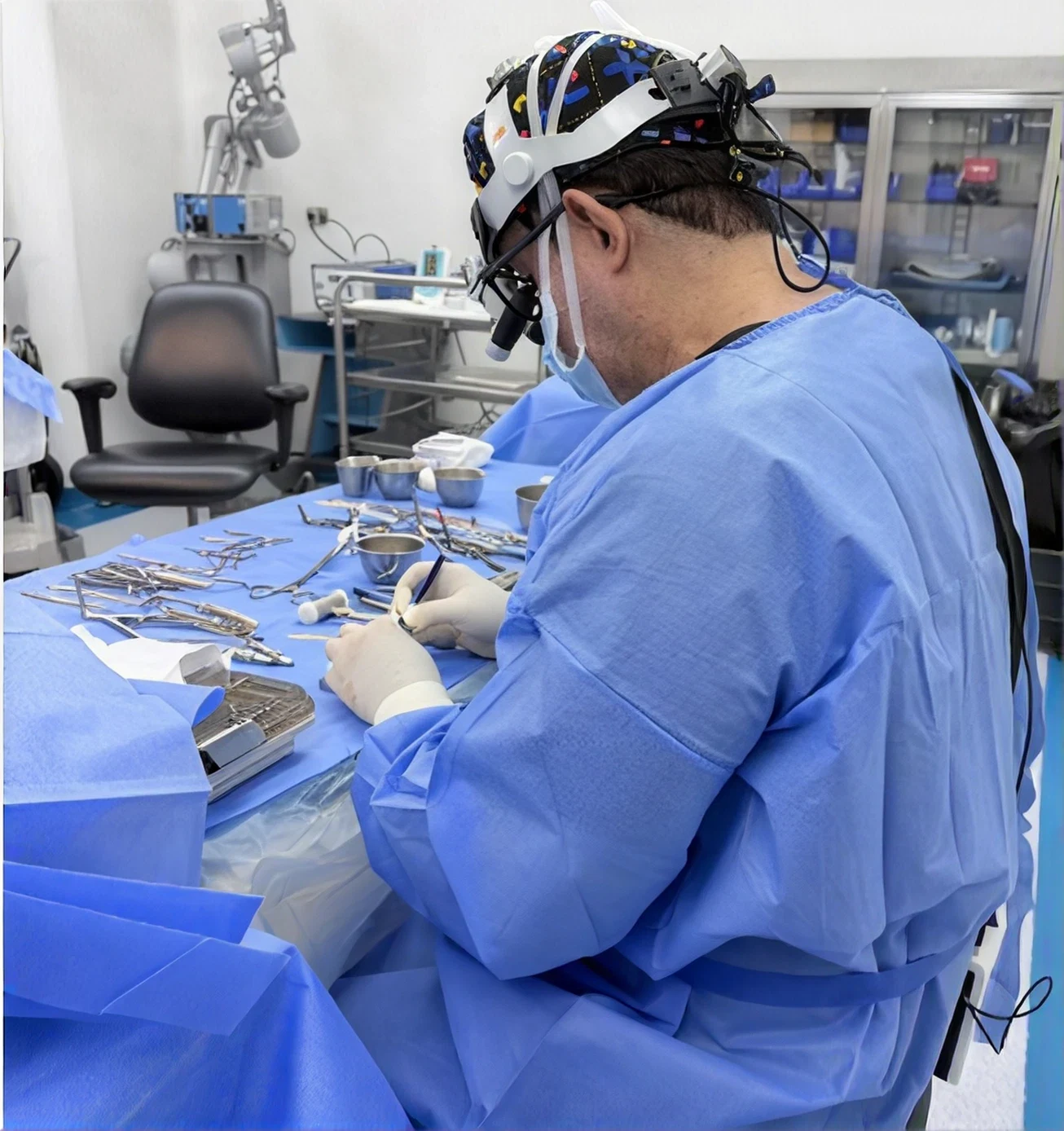 Dr. Gil Larocca durante una cirugía